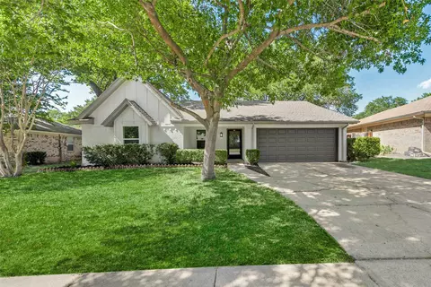 2520 Meadow Vw, Bedford, TX 76021