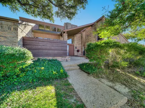 10211 Bridgegate Ln, Dallas, TX 75243