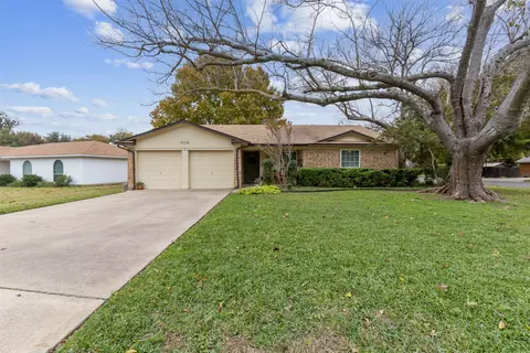 1025 S Timberline Dr, Benbrook, TX 76126