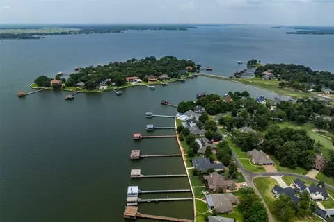 385 St Andrews Dr, Mabank, TX 75156