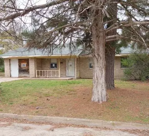 1229 Kennie Dr, Commerce, TX 75428