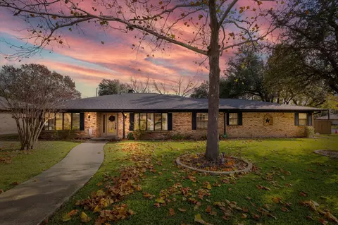 1424 Crescent Dr, Sherman, TX 75092