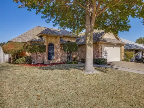 1511 Lincoln Dr, Mansfield, TX 76063