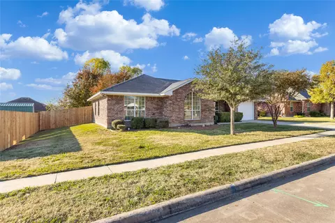 906 Roseanne Dr, Commerce, TX 75428