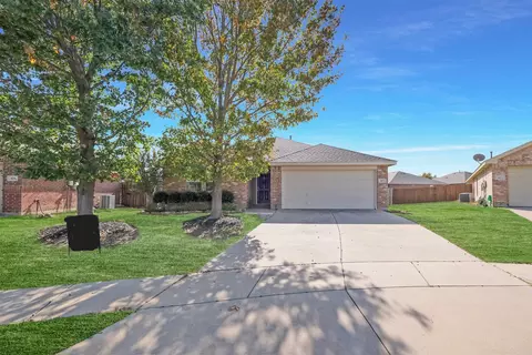 417 Creek Bend Dr, Saginaw, TX 76131