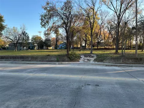 138 Pine Bluff St, Paris, TX 75460