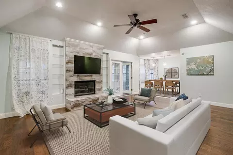 924 Oak Valley Rd, Burleson, TX 76028