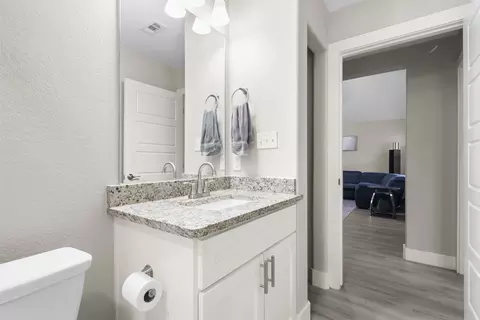 Bath - 330 E Munson St, Denison, TX 75021 photo 2 of 4