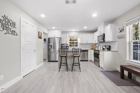 Entry Way - 330 E Munson St, Denison, TX 75021 photo 1 of 3