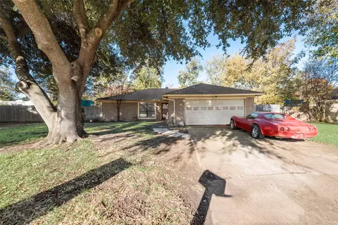 1104 Elderberry Ct, Benbrook, TX 76126