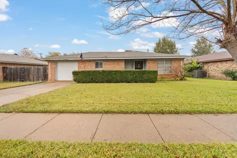 1207 S Ridgeway Dr, Cleburne, TX 76033