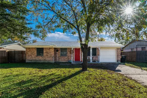 610 Moonlight Dr, Garland, TX 75040