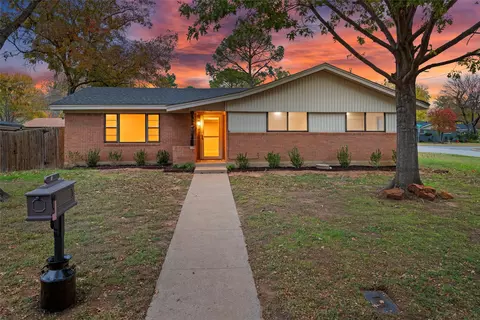 400 Bedford Ct W, Hurst, TX 76053