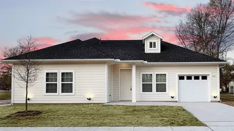 810 S 4th St, Bonham, TX 75418