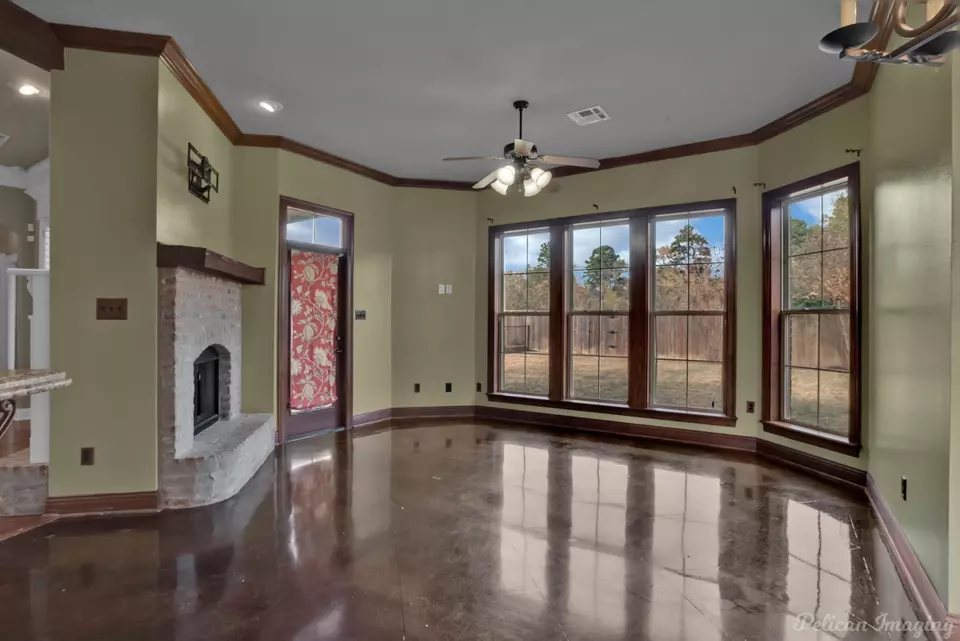 Living - 9910 Loveland Ct, Shreveport, LA 71106 photo 5 of 6