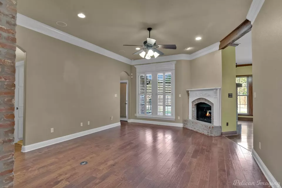 Living - 9910 Loveland Ct, Shreveport, LA 71106 photo 2 of 6