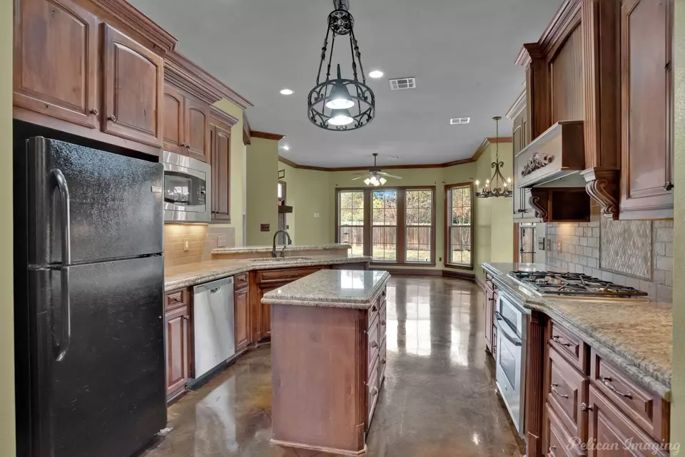 Kitchen - 9910 Loveland Ct, Shreveport, LA 71106 photo 4 of 4