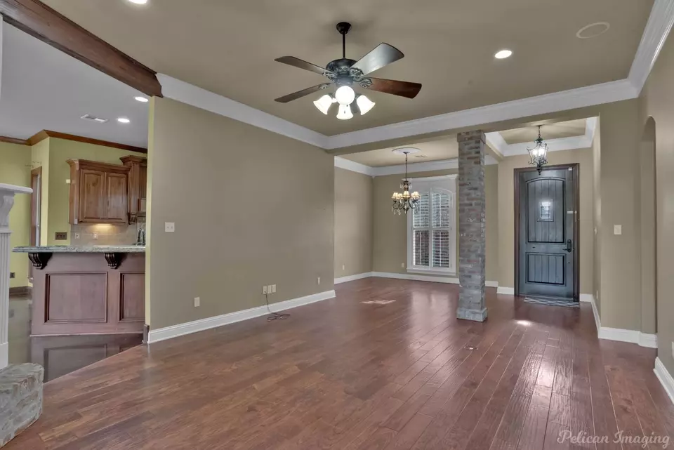 Living - 9910 Loveland Ct, Shreveport, LA 71106 photo 3 of 6