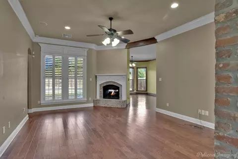 Living - 9910 Loveland Ct, Shreveport, LA 71106 photo 1 of 6