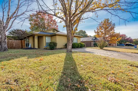 6107 Hott Springs Dr, Arlington, TX 76001