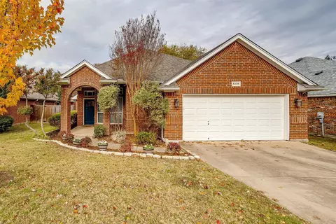 8320 Patreota Dr, Benbrook, TX 76126