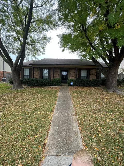 404 Creekmeadow Ln, Lewisville, TX 75067