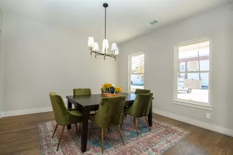 215 E Wall St, Grapevine, TX 76051 photo 3