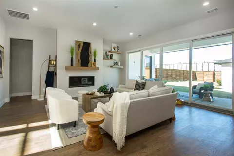 215 E Wall St, Grapevine, TX 76051 photo 6