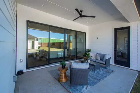 215 E Wall St, Grapevine, TX 76051 photo 16