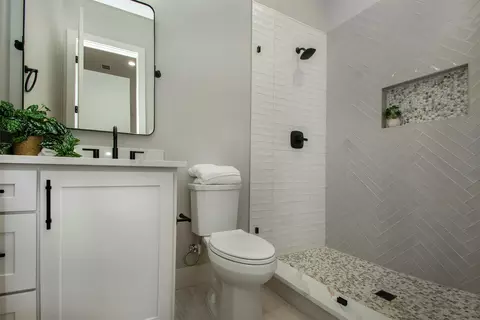 215 E Wall St, Grapevine, TX 76051 photo 28