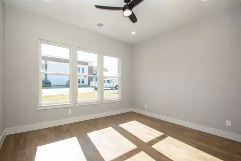 215 E Wall St, Grapevine, TX 76051 photo 13