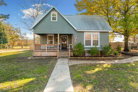 410 Paris St, Pecan Gap, TX 75469