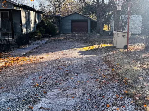 105 Vine St, Bangs, TX 76823 photo 2