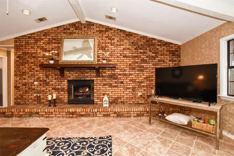 Living - 111 Janice Dr Ext, Springhill, LA 71075 photo 3 of 5
