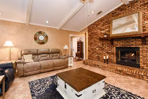 Living - 111 Janice Dr Ext, Springhill, LA 71075 photo 5 of 5