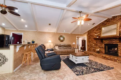 Living - 111 Janice Dr Ext, Springhill, LA 71075 photo 2 of 5
