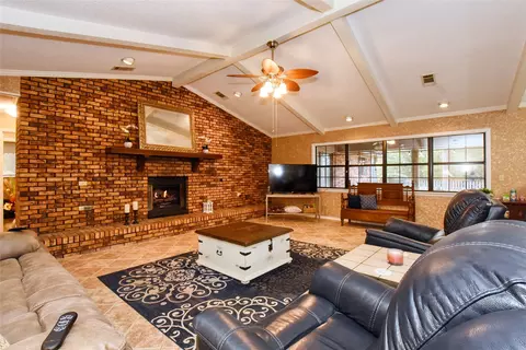 Living - 111 Janice Dr Ext, Springhill, LA 71075 photo 4 of 5
