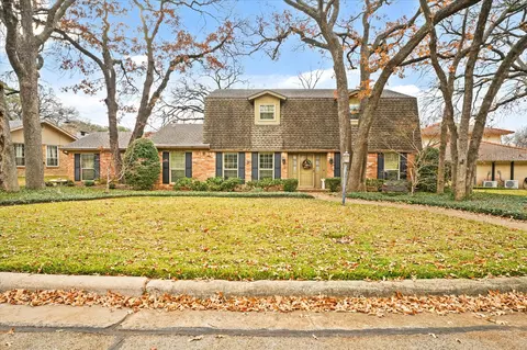 2704 Westridge Dr, Arlington, TX 76012