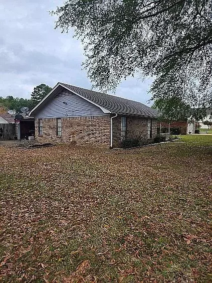 9 Hidalgo Cir, Wake Village, TX 75501