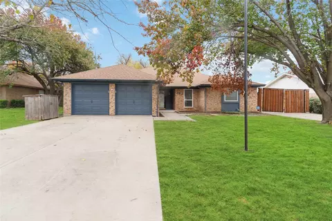 104 Amory Dr, Benbrook, TX 76126