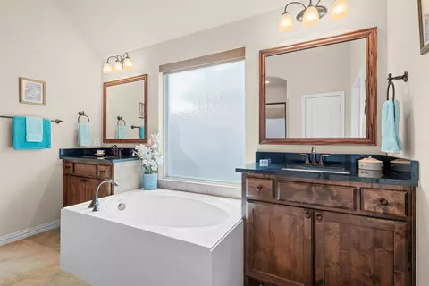 Bath - 802 River Birch Ct, Euless, TX 76039 photo 3 of 5