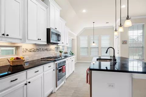 Kitchen - 802 River Birch Ct, Euless, TX 76039 photo 4 of 4