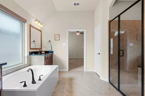 Bath - 802 River Birch Ct, Euless, TX 76039 photo 4 of 5