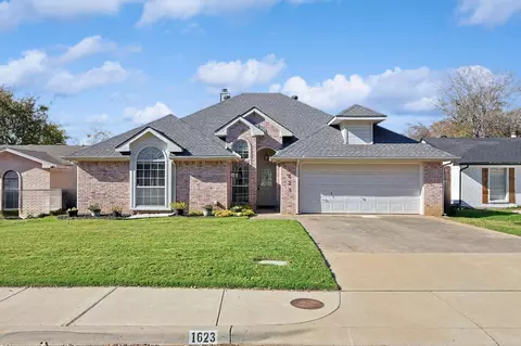 1623 Camero Dr, Carrollton, TX 75006