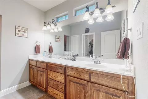 Bath - 565 Sterling Dr, Benbrook, TX 76126 photo 1 of 1