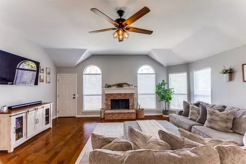 621 Oakbrook Dr, Burleson, TX 76028