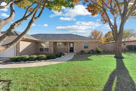 7 Rogers Cir, Krum, TX 76249