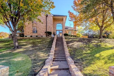 16 Thornhill Rd, Benbrook, TX 76132