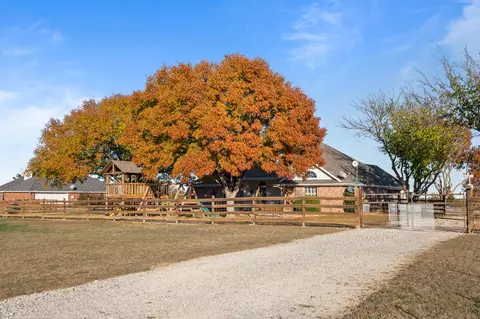 8143 Crestview Rd, Sanger, TX 76266