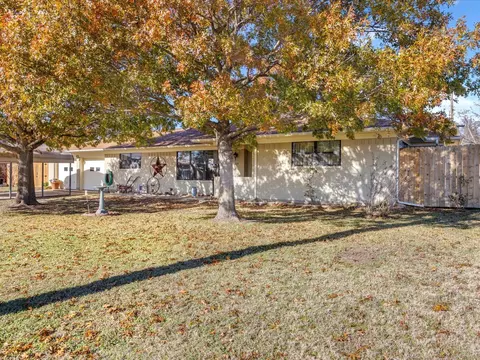 204 W Whitewright Rd, Savoy, TX 75479